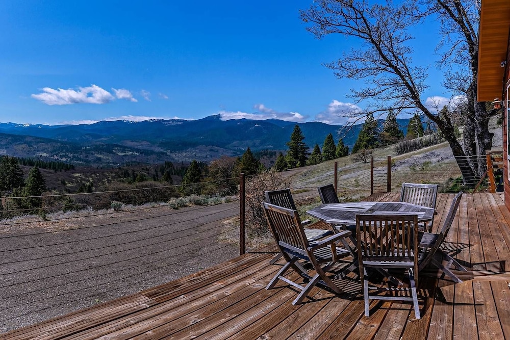 Ashland Vacations - Sunset Chalet - 2600 Sq.ft. Multi-seasonal Retreat - Property Image 6