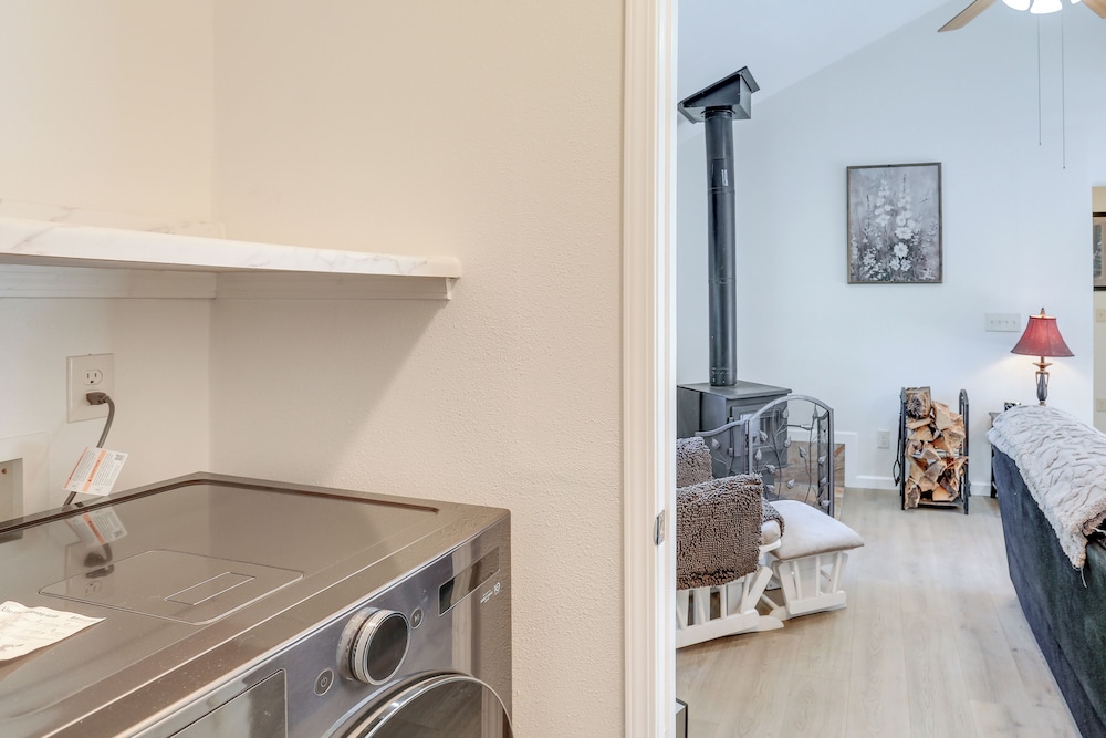 Private Horse Stall: Unplug at Shingletown Home!