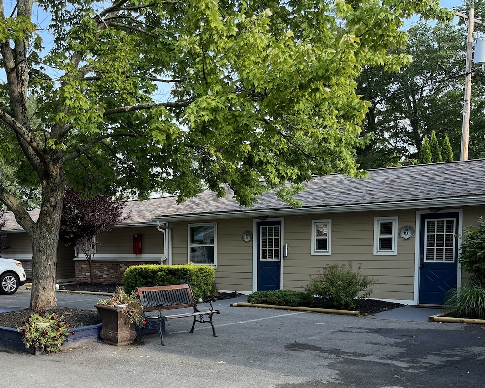Hotel Carbone's Beachside Guest Rooms