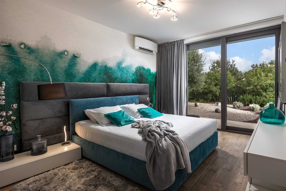 Villa Luxor With Heated Pool