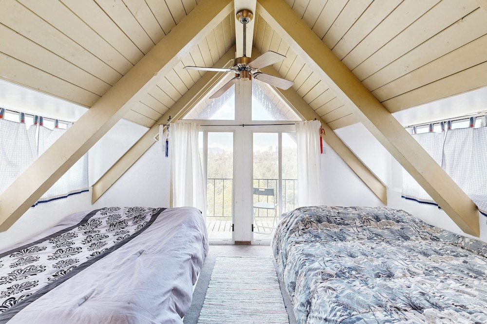Mountain & Lake View Dog-friendly Retreat