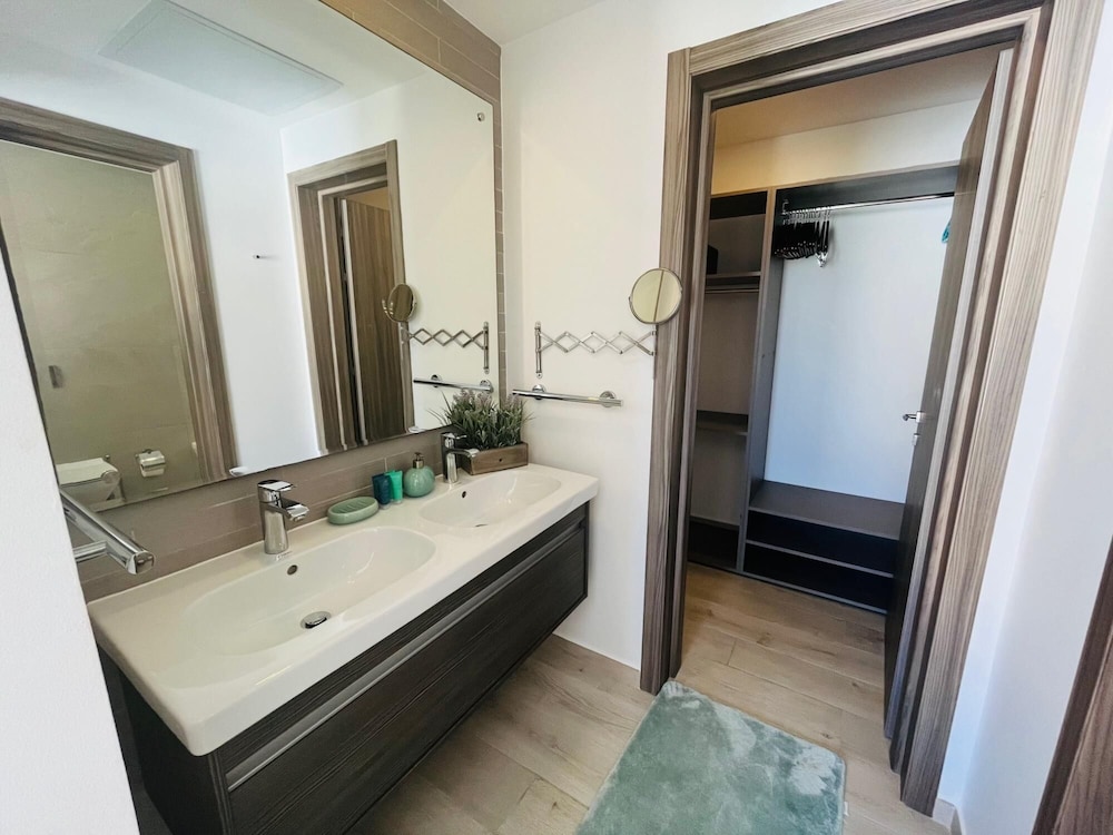 Beauty Apartment From Steps To The Beach F42 view 2