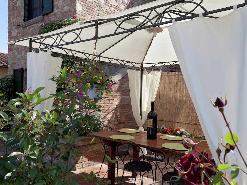 Modern Holiday Home in Foiano Della Chiana With Pool