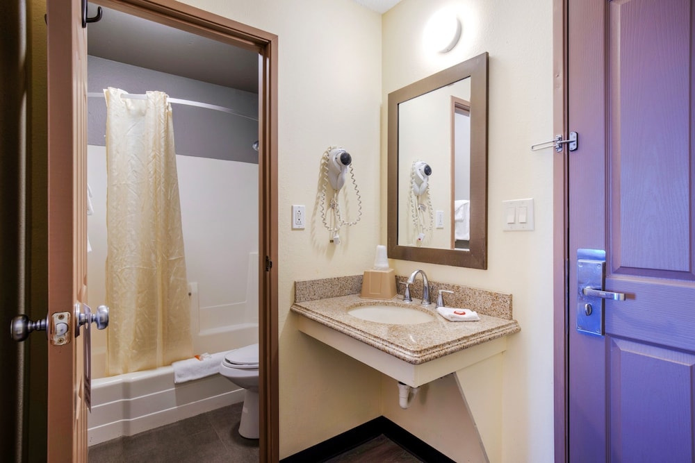 Castle Rock Vacations - OYO Hotel Castle Rock CO Downtown - Property Image 11