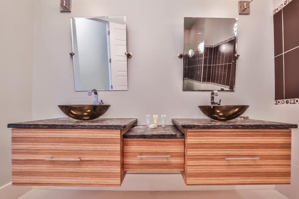 Bord du Mer 6 Bedroom Holiday Home by Five Star Properties