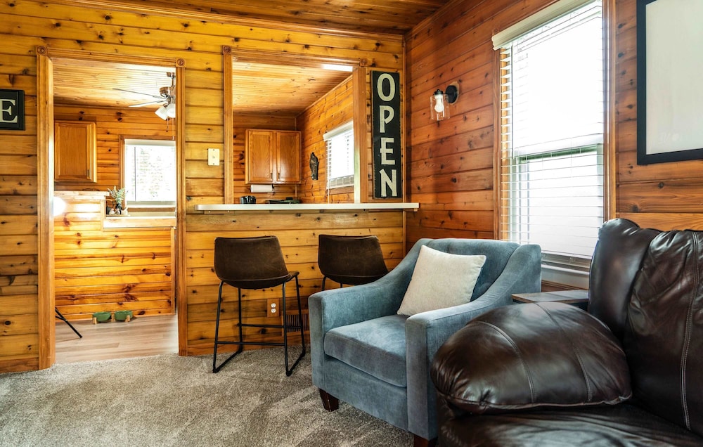 Pet Friendly Lake Geneva Getaway for 6!