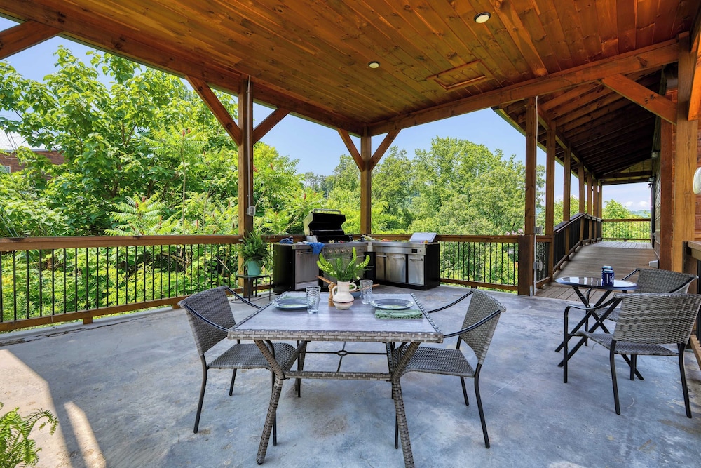 Evergreen Echo by Avantstay Cabin w/ Mountain Views, Theater, Game Room, and Hot Tub