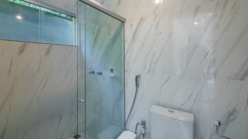 Casa Pet-friendly em Cond com Piscina e 5 Su tes