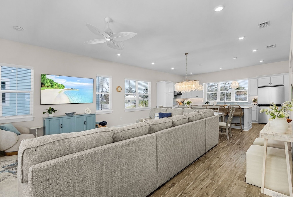209 Seabreeze Escape: NEW Spacious 5-Bedroom Pool Home 5 Home