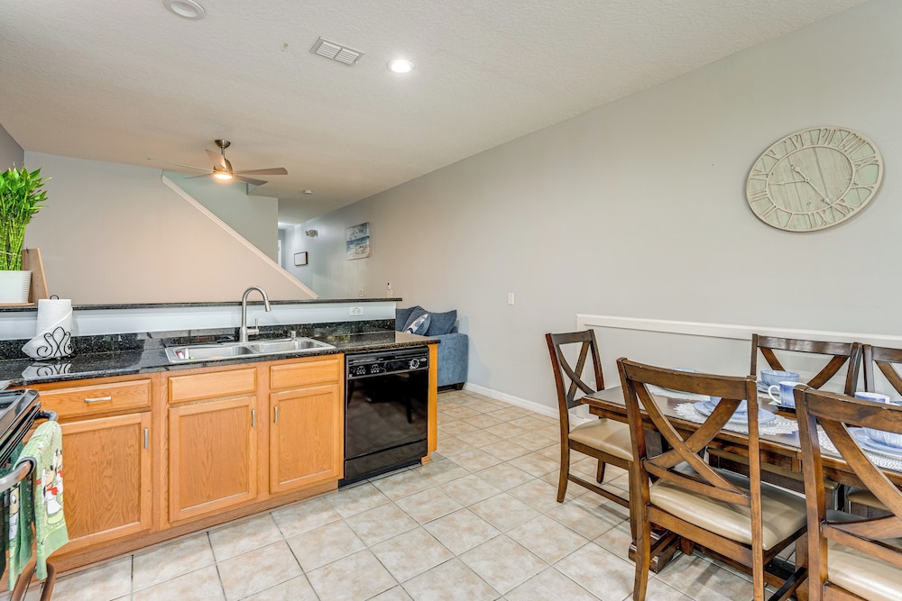 2 Mi to Wdw: Townhouse w/ Patio & Pool Access