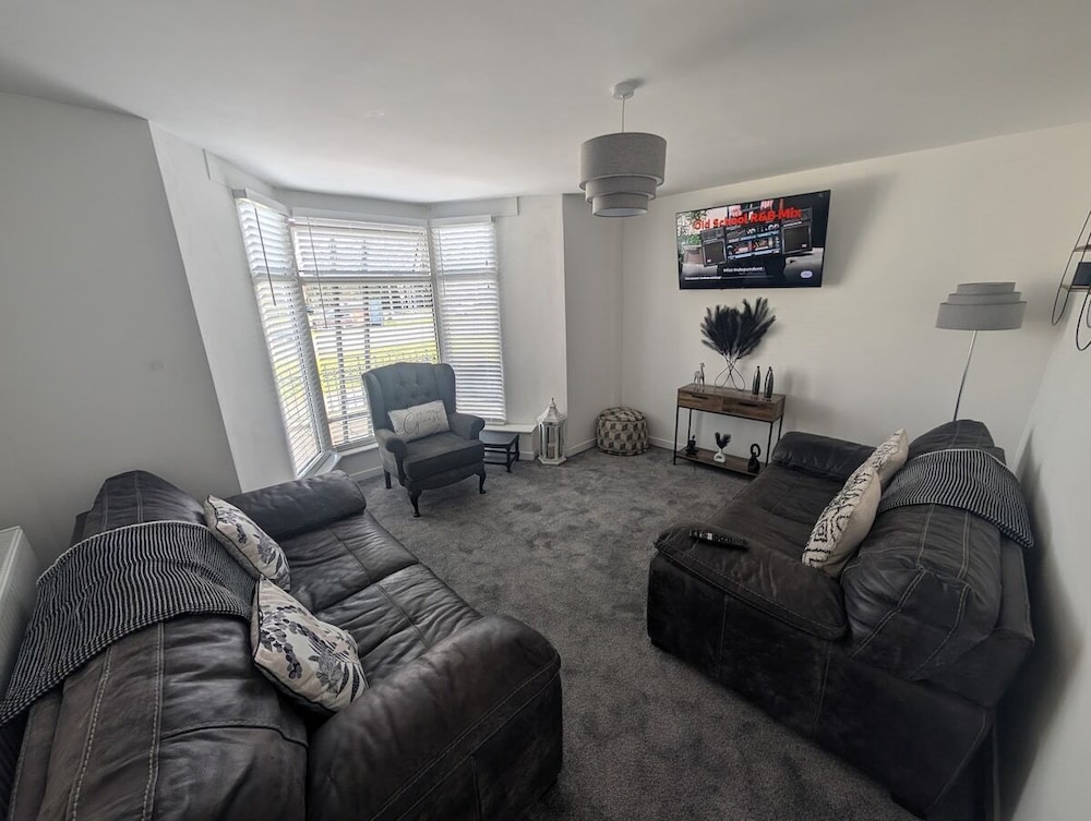 Stadium View 5-bed Retreat + Parking