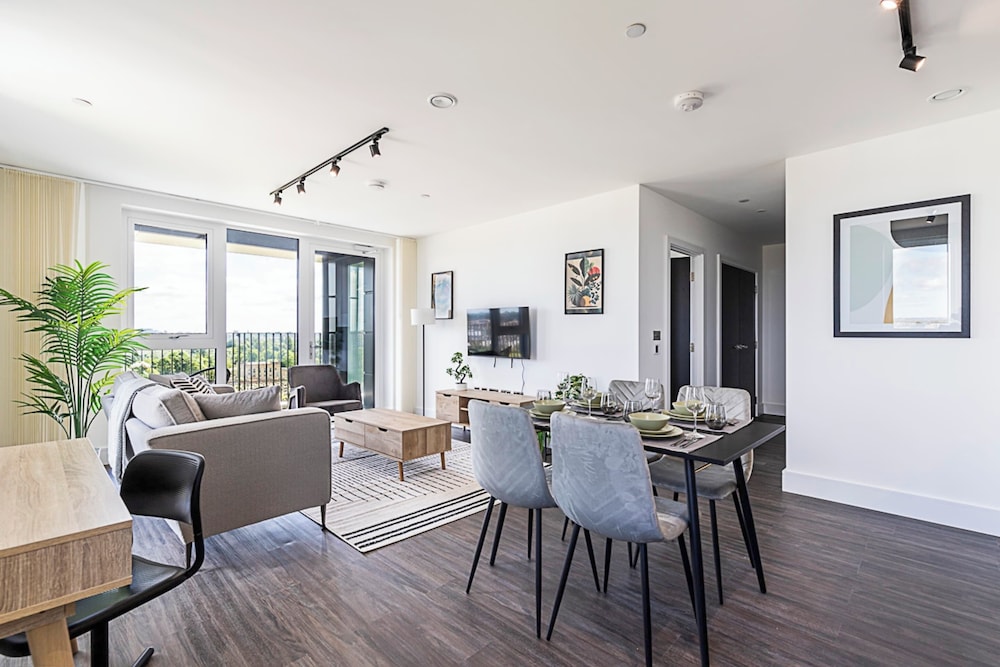 Sleek and Stylish 9th Floor Apartment