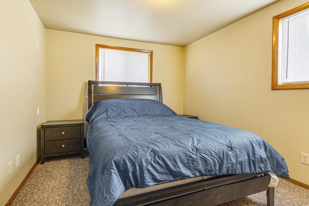 3 Mi to Lambeau Field: Ideally Located Townhome!