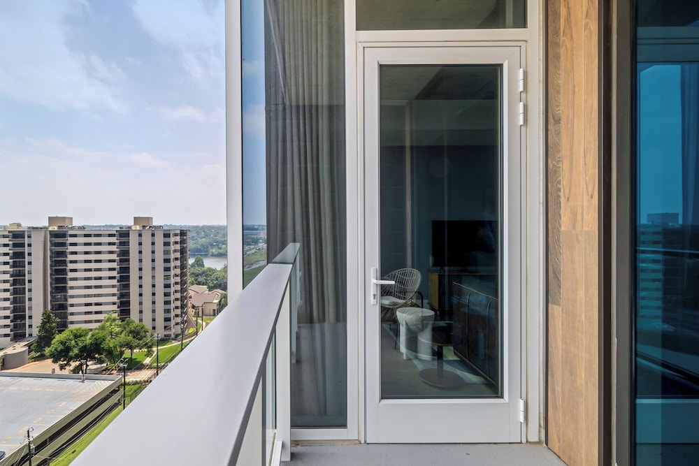 Modern Rainey St Oasis with Pool & Views - Image 1