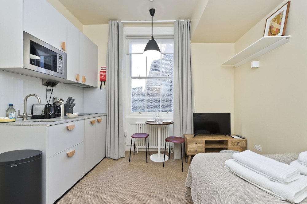 Cosy Studio in Grade 2 Listed NW London Terrace
