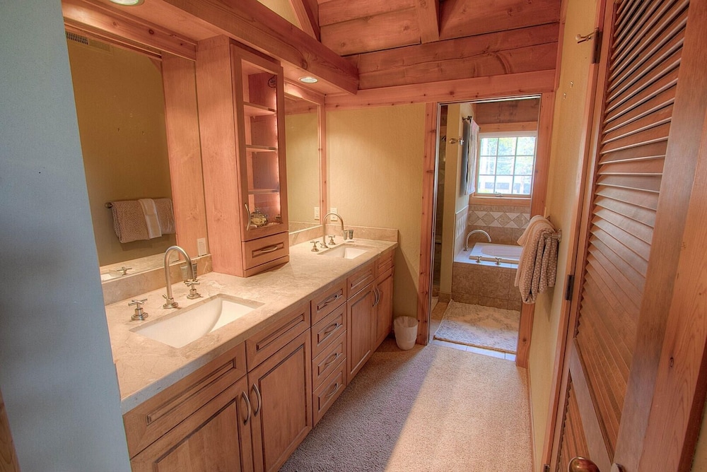 Lake Tahoe Vacations - Third Creek Comfort 2 Bedroom Townhouse by RedAwning - Property Image 4
