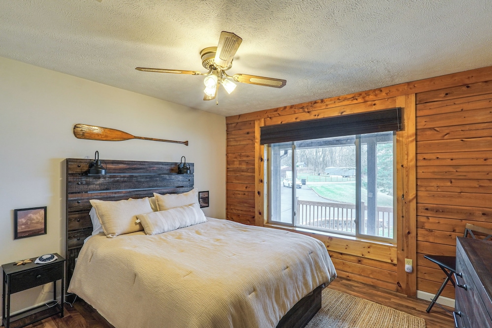 Lakefront Getaway w/ Fire Pit in Akron