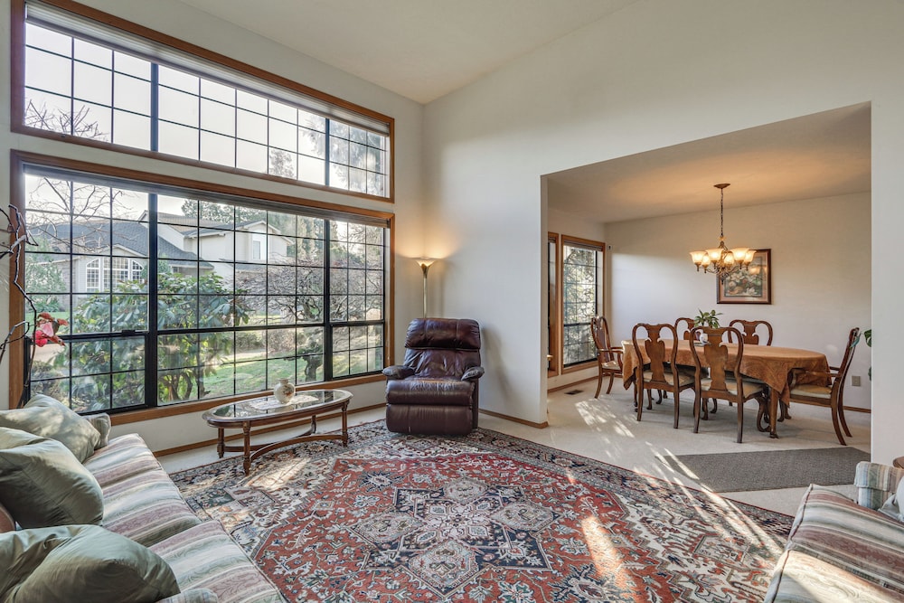 Lovely Portland Home ~ 10 Mi to Downtown!