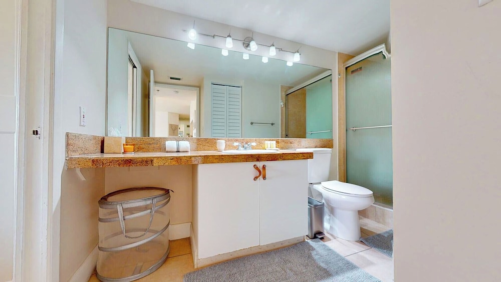 Lux Condo at Yacht Club 10min from Beach