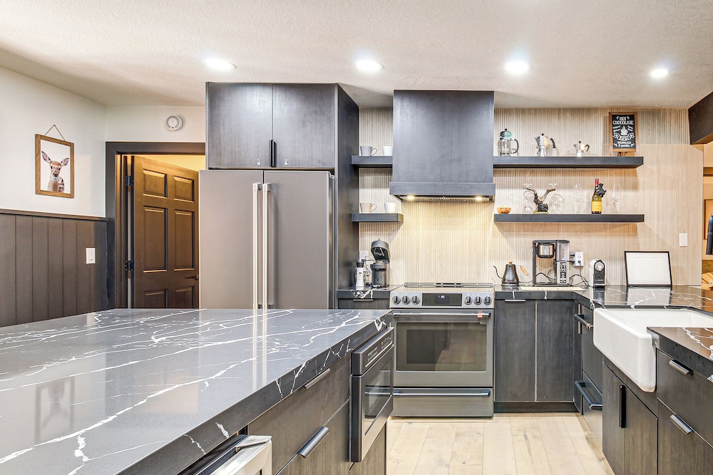 Sledding Thrills & Fireside Warmth: Pinetop Home