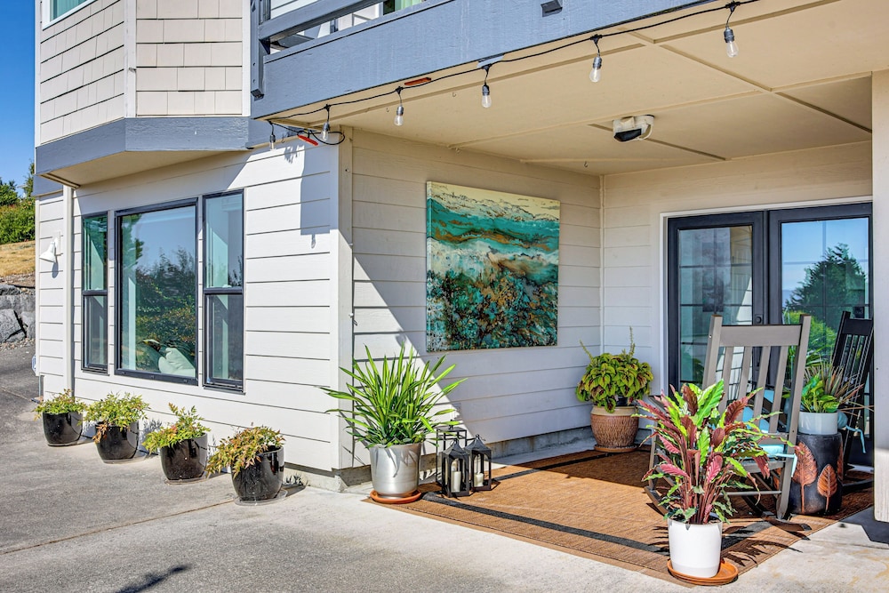 Puget Sound Views: Des Moines Apt w/ Patio