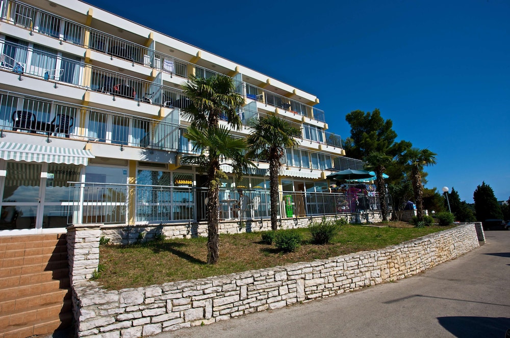 Splendid Golden Rocks Resort