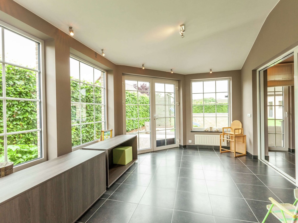 Beautiful Villa with Sauna & Hot Tub in the Region Haspengouw view 4