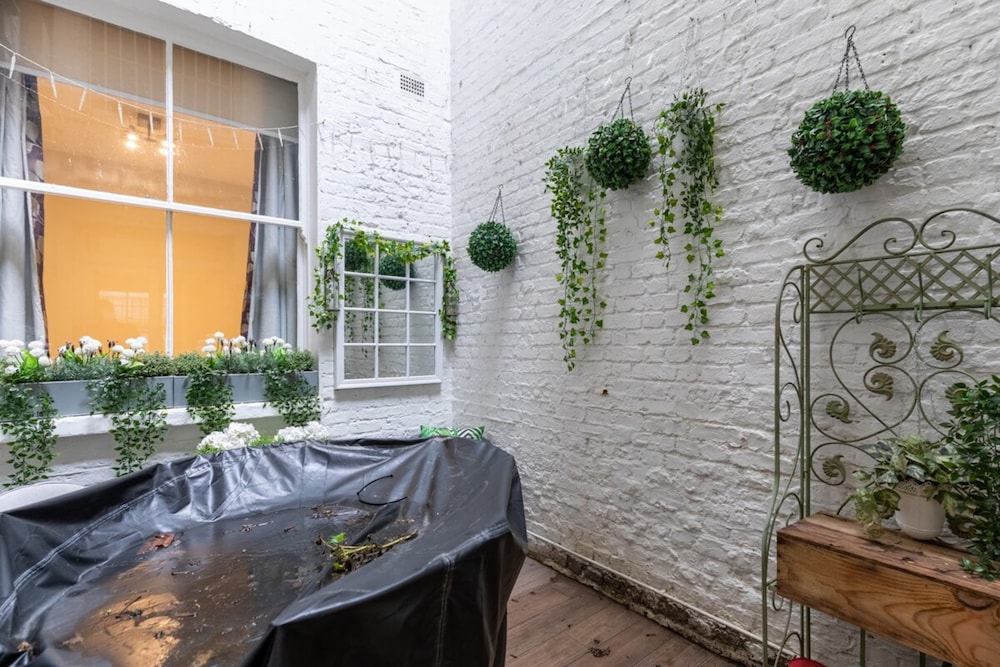 Elegant 2BD Flat 5 Mins to Kensington Gardens!