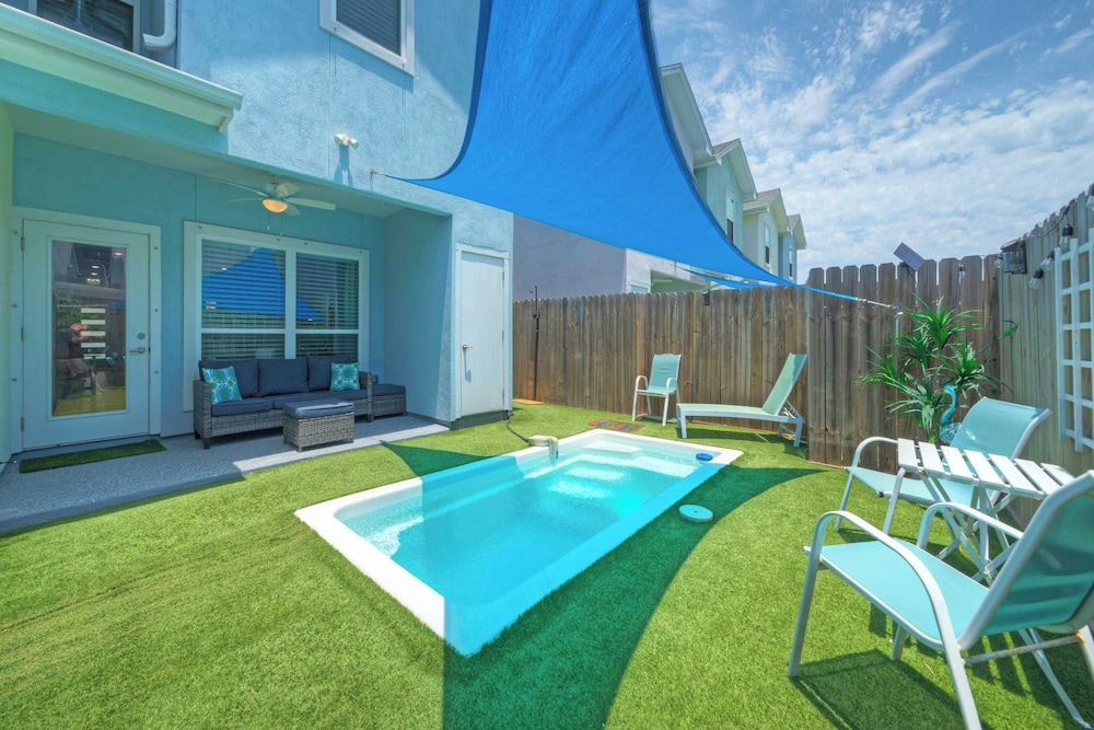 Peaceful Paradise Private Pool, Balcony Views + 5 Mins to Whitecap Beach