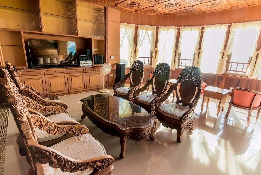 Whales Mountain & Seaview Resort