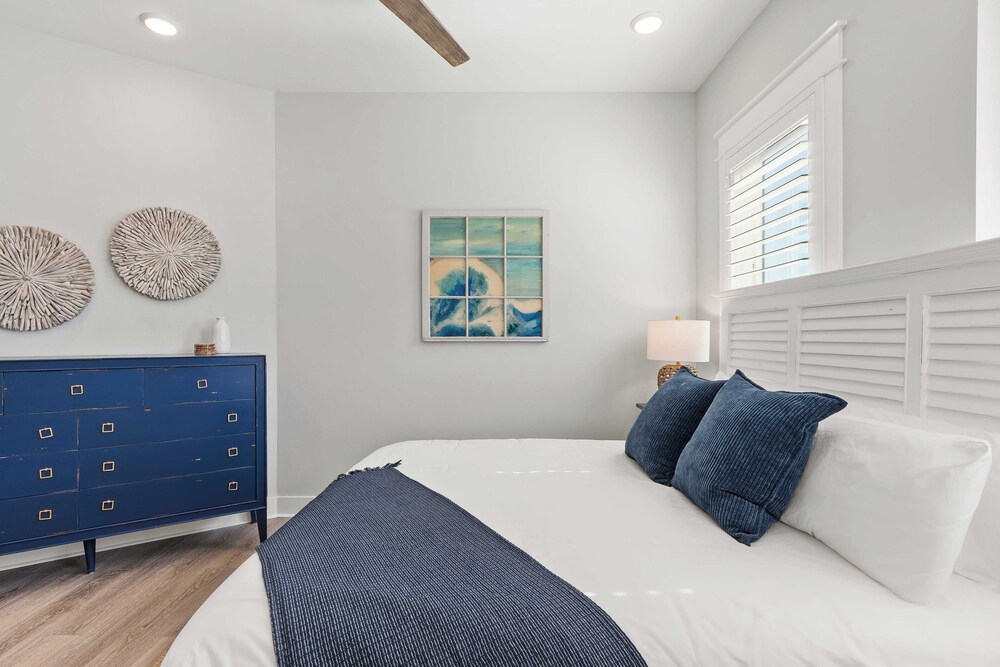 Gulf-view Retreat w/ Rooftop Deck + Private Pool Villa Anesi by Avantstay