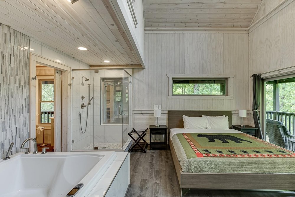 Gold Peak Treehouse in Cleveland view 3