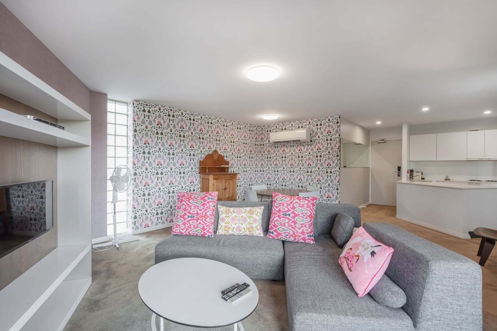 Sleek 2-bed Apartment in Vibrant Kingston