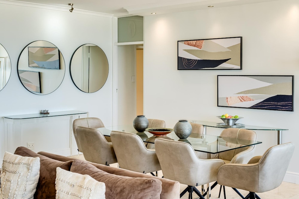 Camps Bay Beachside 2bed w Sea View Cloud 9