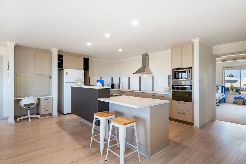 Large Upstairs Family Stay Near Middleton Beaches