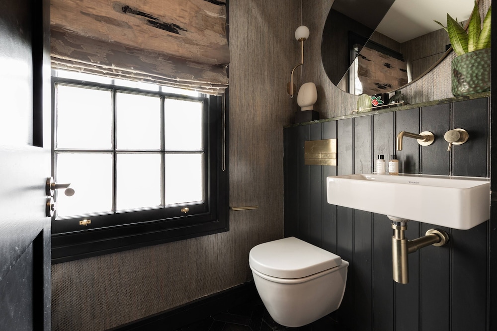 Westbourne Park Road XVI by Onefinestay