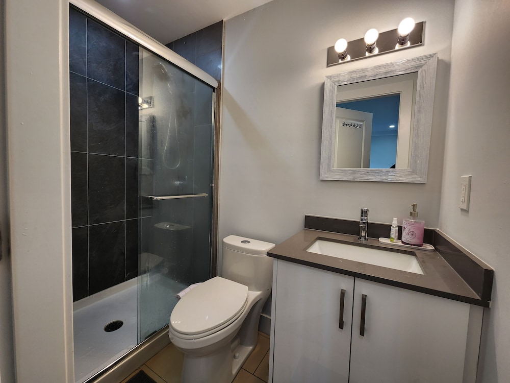 Surrey Vacations - Sarla Villa Surrey - Property Image 6