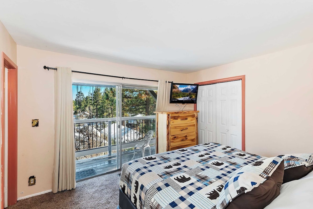 Mountain Palette by Avantstay Hot Tub, Game Room, Deck, Sweeping Views!