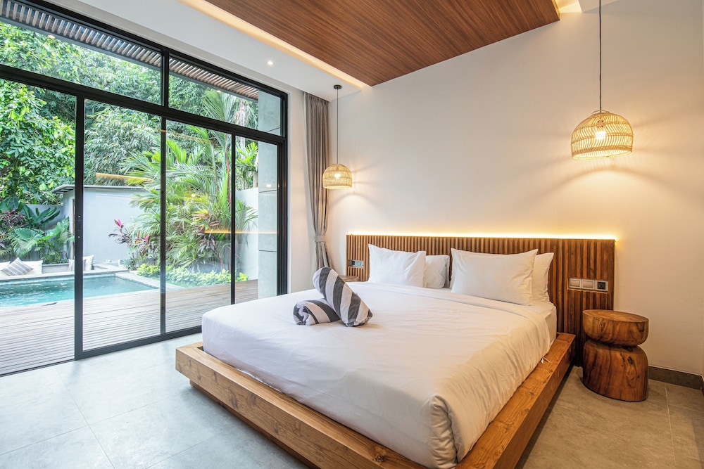 Elegant 5BR Canggu Villa 400m to Pristine Beach