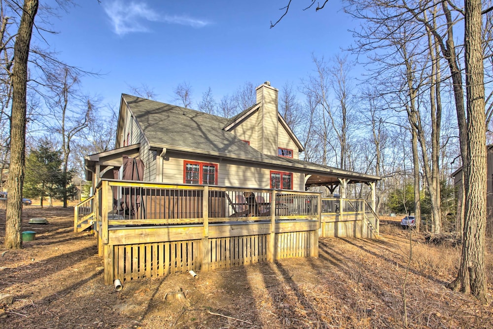 Spacious Wintergreen Resort Home w/ Hot Tub! view 5