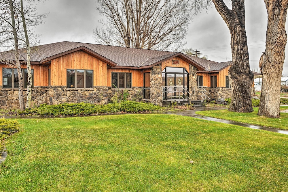 Spacious Home 10 Minutes to Ten Sleep Canyon!
