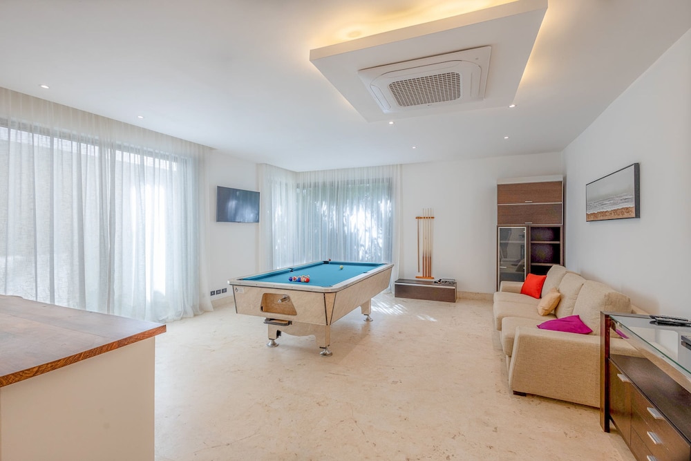 7-br Luxury Beachfront Paradise With Ocean Views