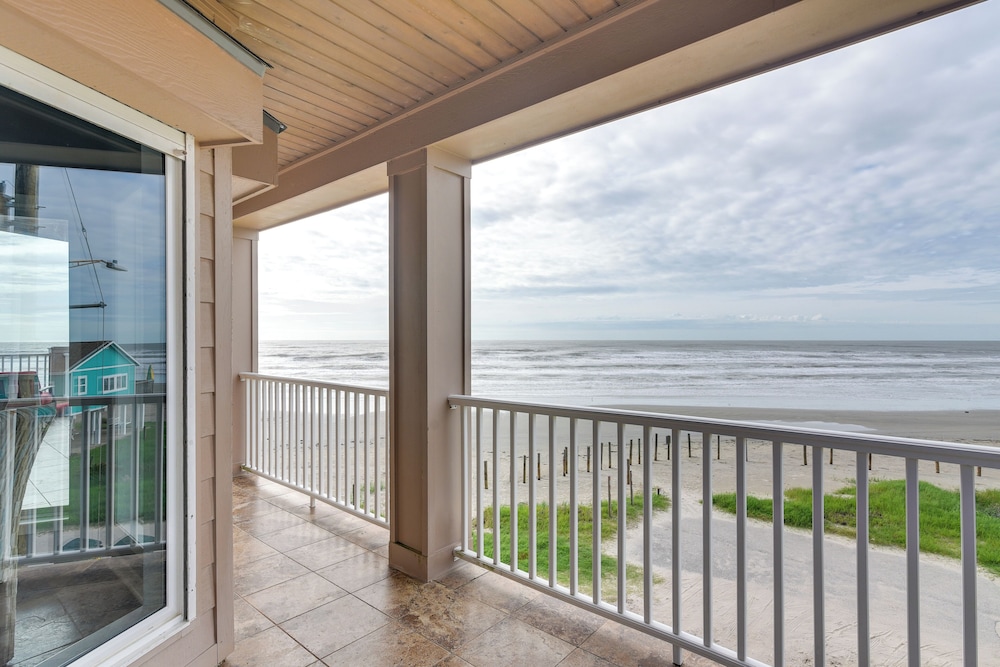Oceanfront Galveston Beach House: Steps to Sand!
