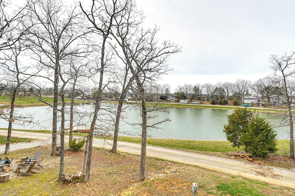 Truman Lake Retreat: Large Deck & On-site Fishing!