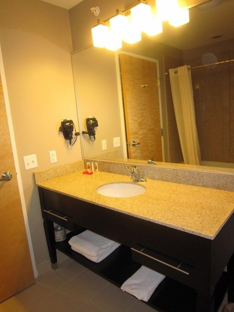 Red Carpet Inn And Suites Monmouth Jtc