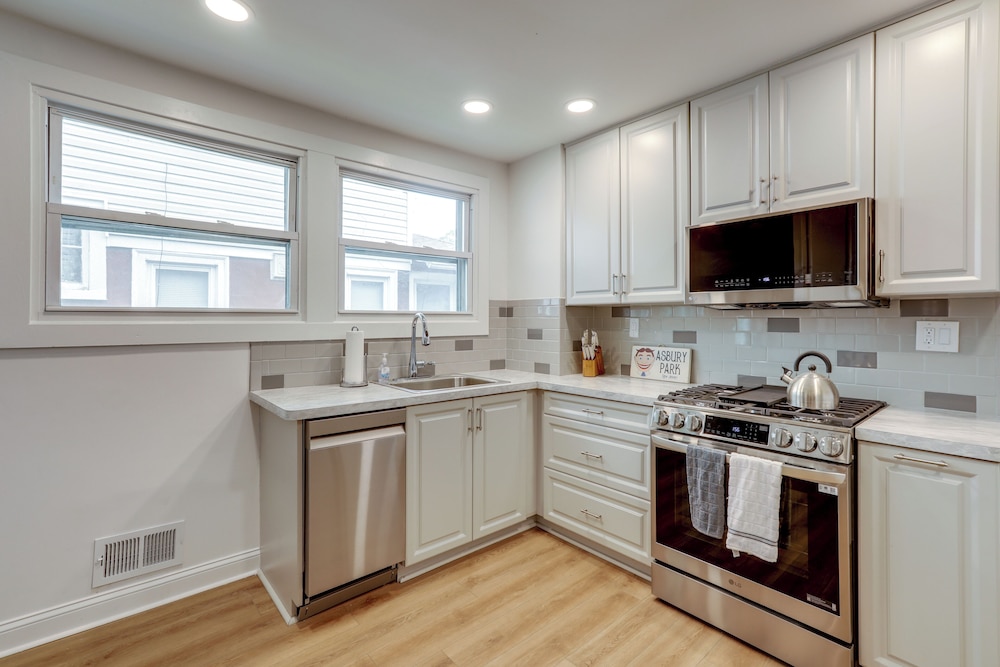 1 Mi to Beaches & Boardwalk: Asbury Park Retreat