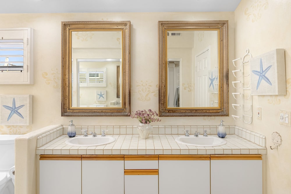 Shoreline Villa by Avantstay Steps to the Beach Bay Pier