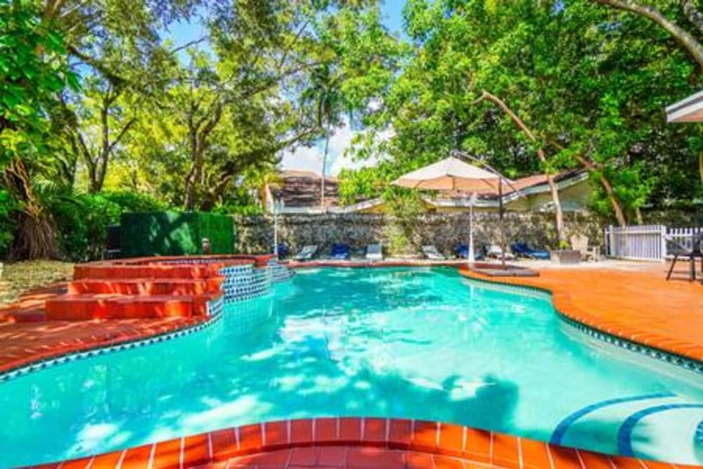 2710 Heated Pool 7 Beds 5 Baths Sleep 15 Park 4 Car
