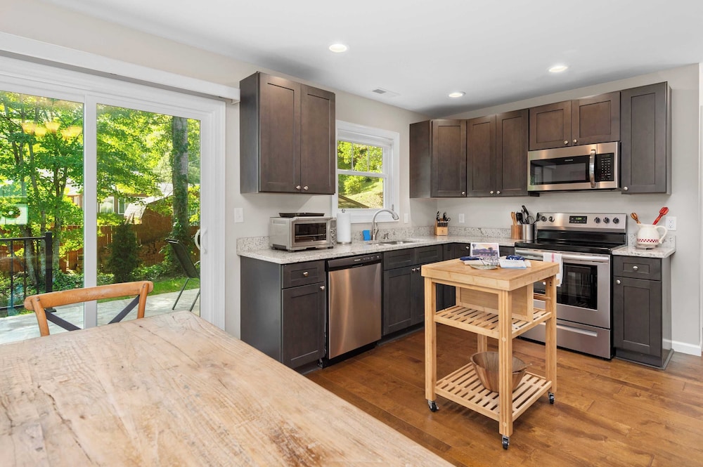 Sleeps 20, Entire Duplex Patio + Fire Pit 6 Minutes to Downtown Asheville