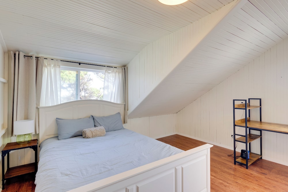 Walk to Shore: Rockaway Beach Retreat w/ Hot Tub!
